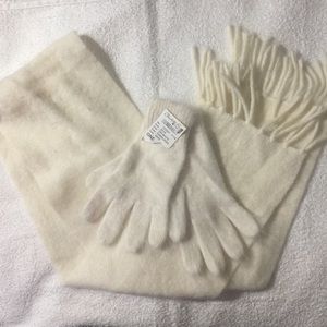 ❌SOLD❌Charlotte Russe Scarf & Glove set